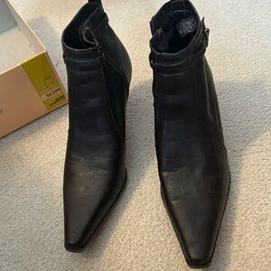 Predictions casual booties